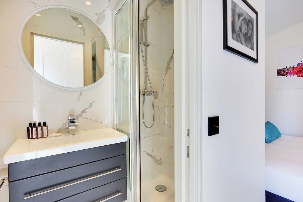 Foto de Amazing 2bd/6p apt With A/C - Bastille