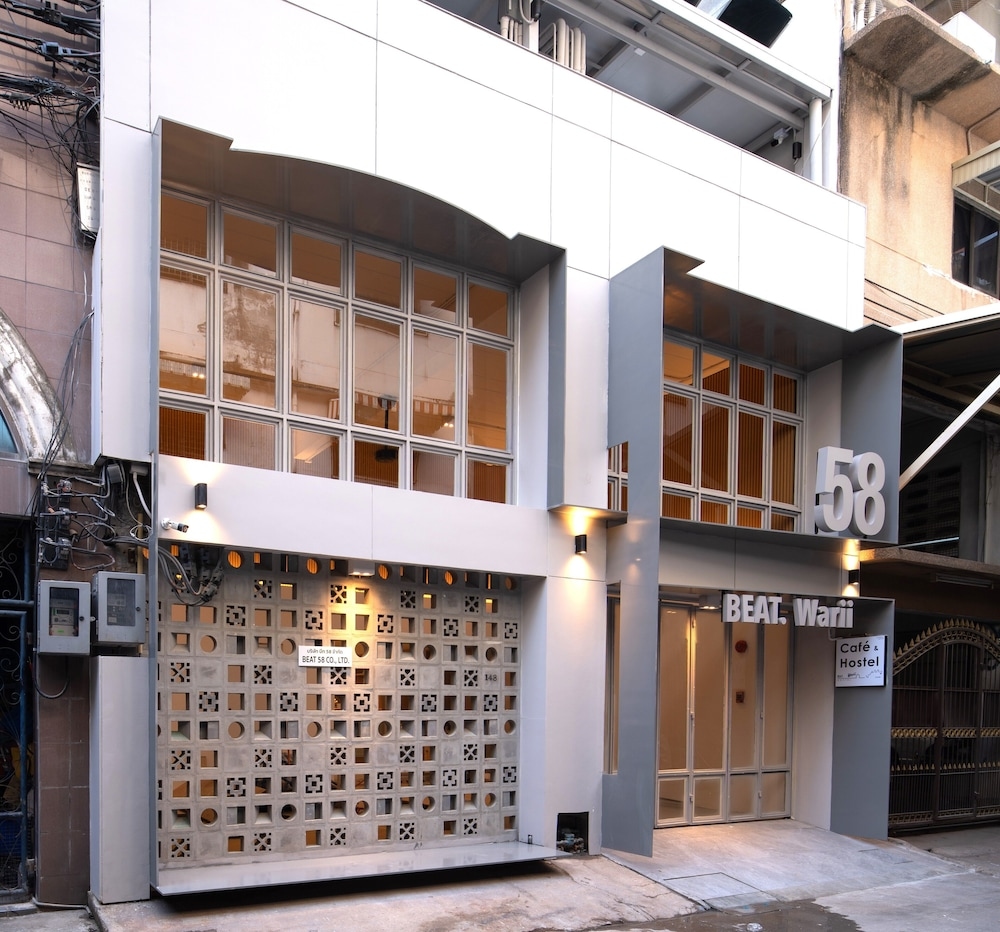 BEAT. Warii Hostel at Chaophraya River
