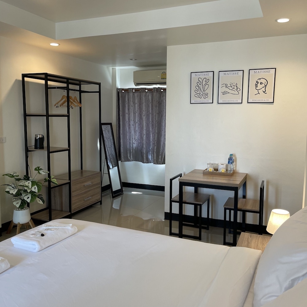 Foto de Ivory House Sriracha