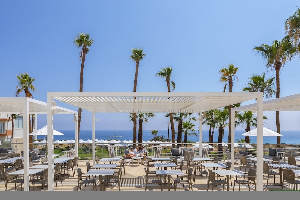 Foto de Leonardo Crystal Cove & Spa by the sea - Adults Only
