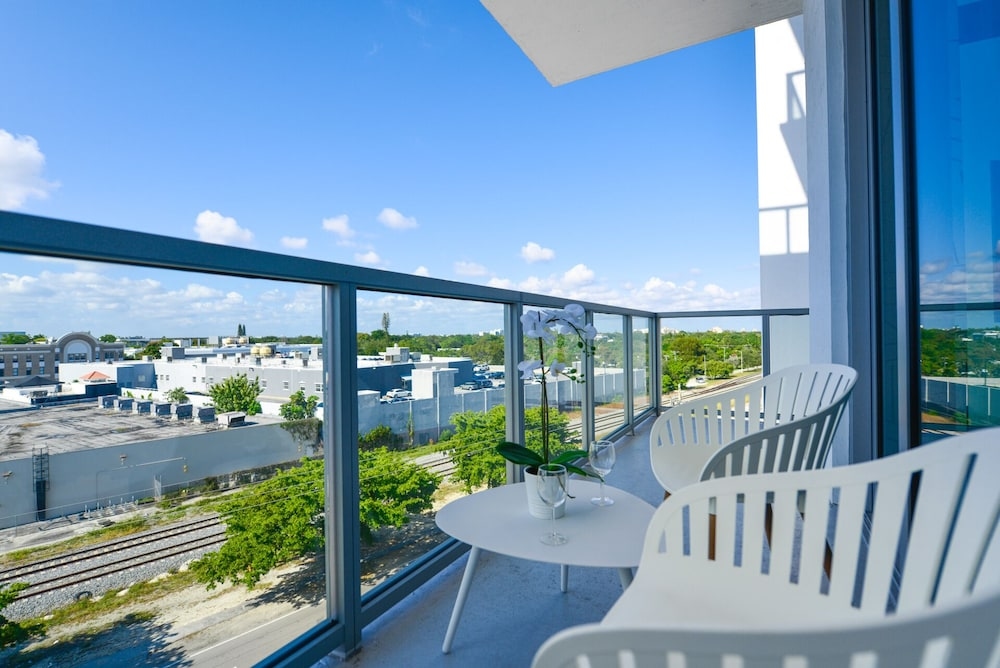 Foto de Luxury Condo with Den at Design District