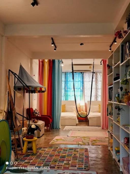 Foto de Beautiful 5 Story Family House