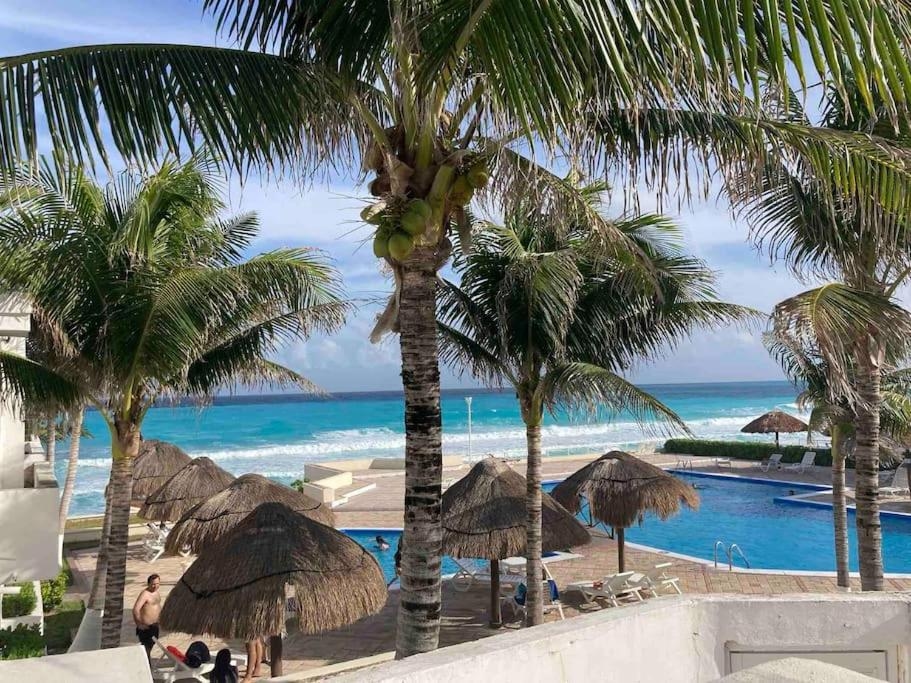 Cancun Oceanfront, Entire Apartment, Cancún