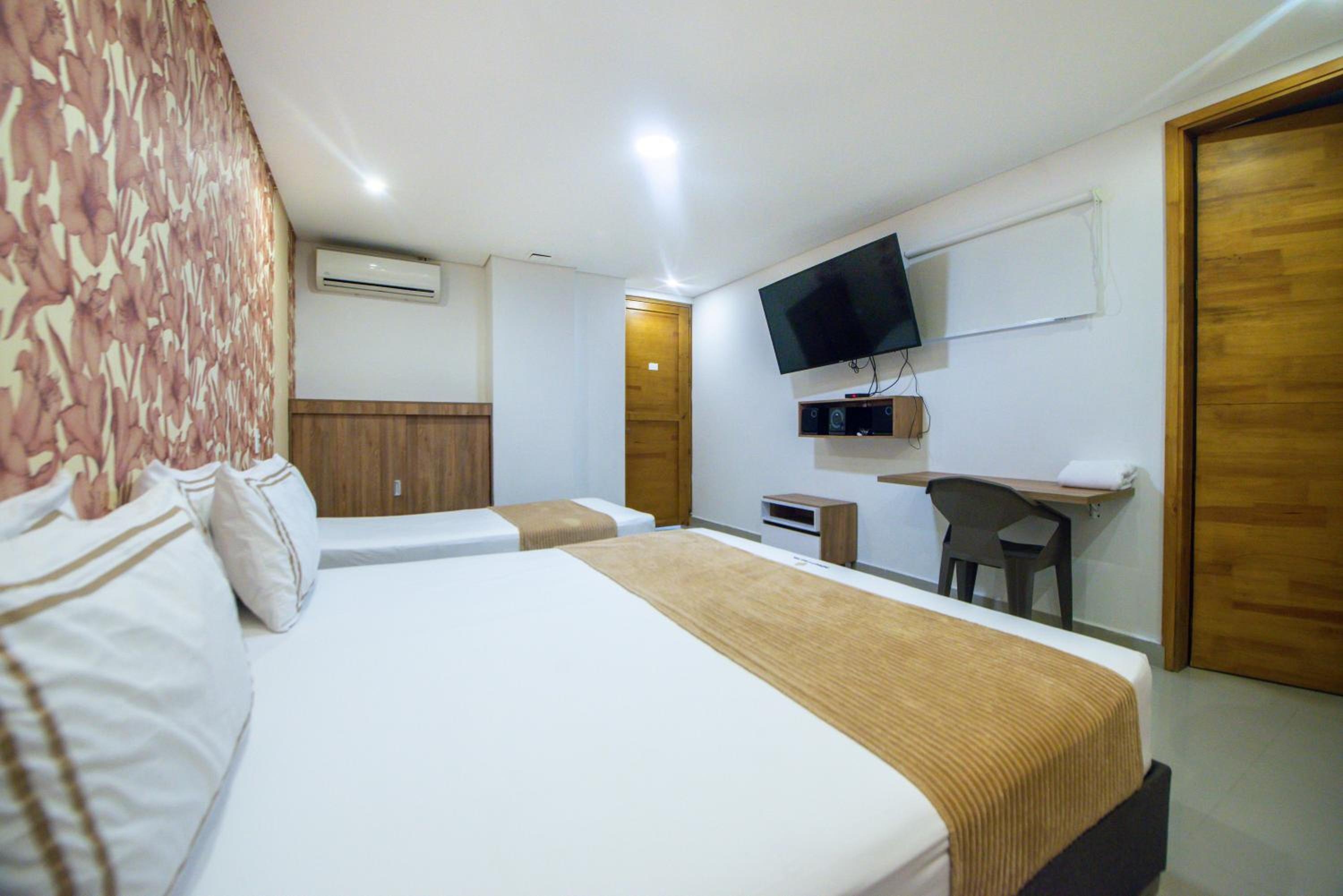 Infinity Hotel, Laureles